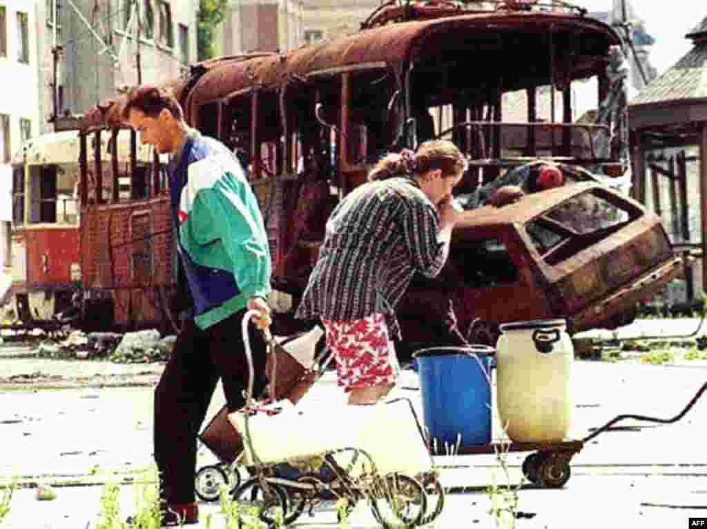 Sarajlije u potrazi za vodom, 11.07.1993.