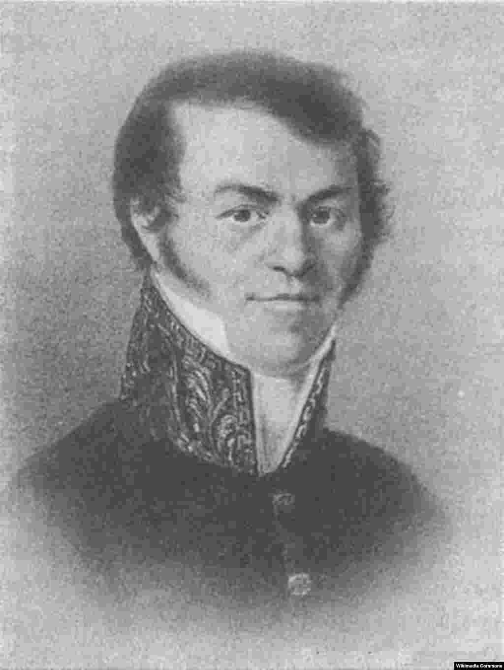 Tatăl lui Dostoievski își scria numele în ucraineană, Mihailo, înainte de războiul din 1812, în care a servit ca chirurg militar. După aceea s-a semnat, însă, Mihail, în rusește. Familia sa își are rădăcinile în regiunea Pinsk din Belarusul de astăzi. &nbsp;