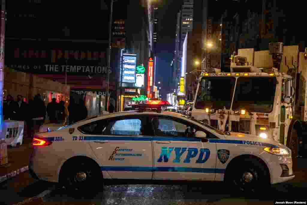 Поліція Нью-Йорку блокує головну вулицю в зв’язку із запровадженням локдауну через коронавірус, 31 грудня 2020 року
