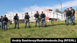 «Демократичний альянс» проводить акцію вздовж дороги, по якій їхатиме президент Віктора Януковича, 3 червня 2013 року