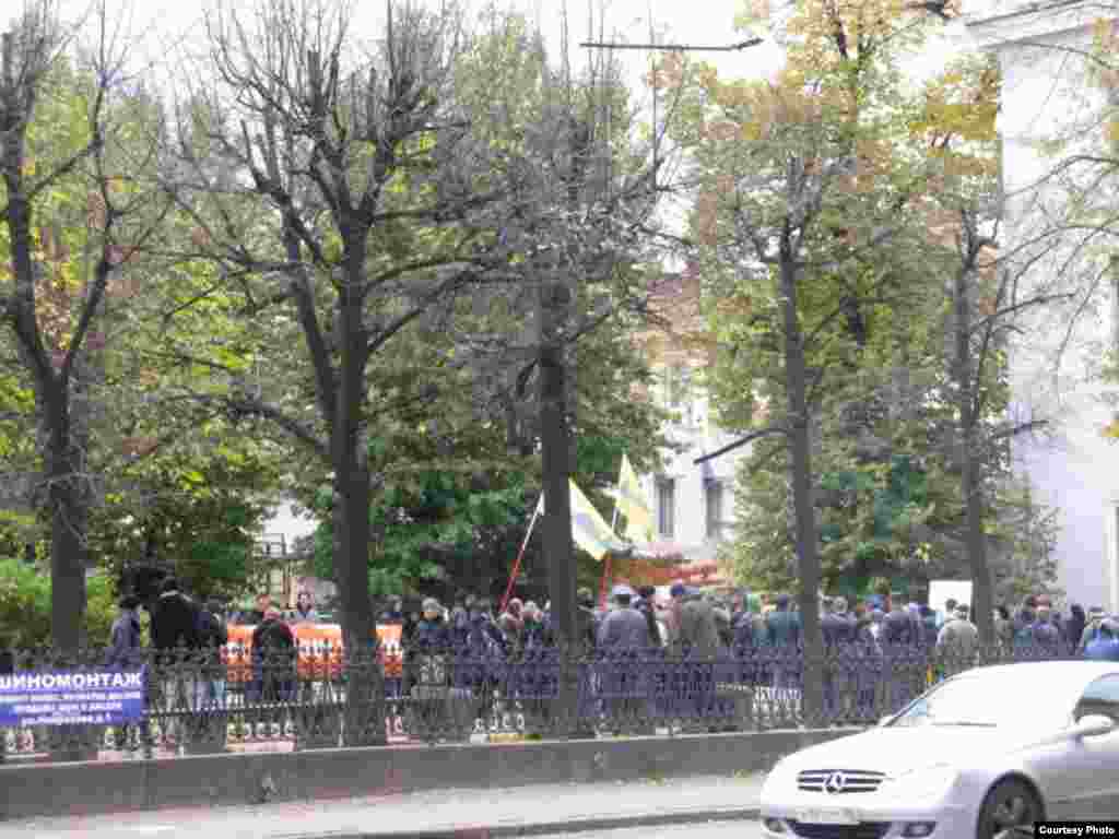  Взято с www.save-spb.ru - Петербуржцы собрались в сквере на пересечении улиц Маяковского и Некрасова, чтобы вновь выразить протест попытке сноса дома Юргенса на улице Жуковского.