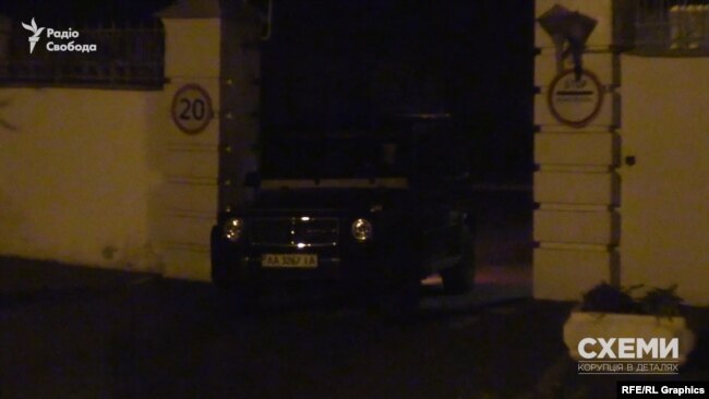 Згодом ворота знову відчинилися і впустили Mercedes на територію Згодом ворота знову відчинилися і впустили Mercedes на територію