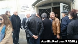Ռաուֆ Միրկադիրովի աջակիցները դատարանի շենքի դիմաց, արխիվ