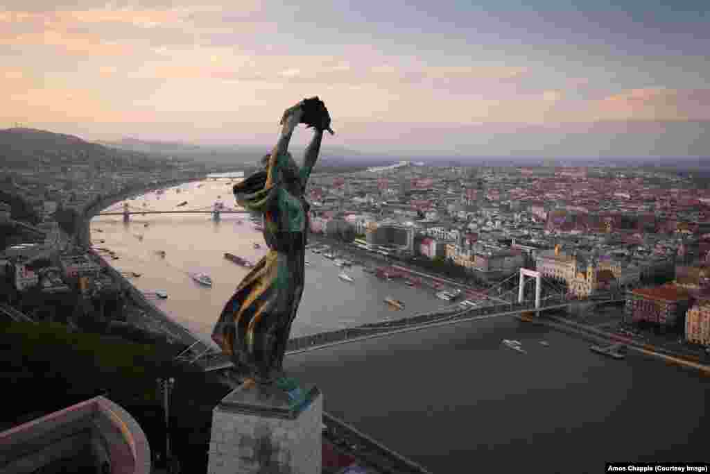 A Szabadság-szobor a Duna látképével a háttérben madártávlatból.