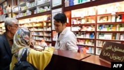 Iranians shop at a drugstore at the Nikan hospital in Tehran on September 11, 2018. - Judges at the International Court of Justice in The Hague unanimously ruled Washington should remove barriers to "the free exportation to Iran of medicines and medical d