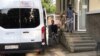 Затриманого кримського татарина Ескендера Сулейманова виводять з будівлі суду, Сімферополь, 10 червня 2019 року