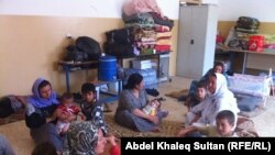 نازحون يزيديون يشغلون صفا في مدرسة في دهوك 