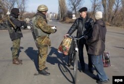 Українські військовослужбовці перевіряють документи на КПП біля Дебальцева. Листопад 2014 року