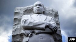 نصب تذكاري لمارتن لوثر كنغ في مكان القاء خطبته الشهيرة في واشنطن. 