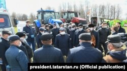 Рөстәм Миңнеханов Татарстан районнары буйлап йөргәндә