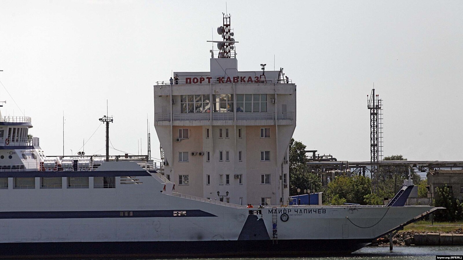 Атакованный паром в порту кавказ затонул. Керченская переправа. Порт кавказ туристические корабли. Паром керченский пролив. Атакованный паром в порту кавказ затонул.