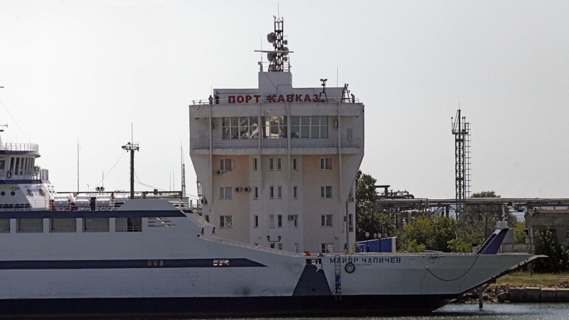 Российские власти заявили об атаке на паромное судно в порту «Кавказ» в 15 км от Керчи