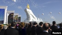 На открытии памятника президенту Туркменистана Гурбангулы Бердымухамедову. Ашгабат, 25 мая 2015 года.