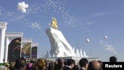 Позолоченная 21-метровая статуя президента Туркменистана в Ашгабате. 22 мая 2015 года.