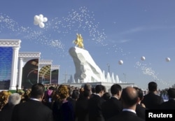 Памятник президенту Туркменистана Гурбангулы Бердымухамедову. Ашгабат, 25 мая 2015 года.