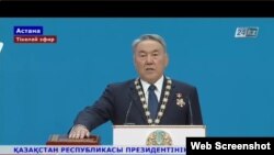 Президент Нұрсұлтан Назарбаев ант қабылдап тұр. 29 сәуір 2015. 24.kz арнасынан скриншот.