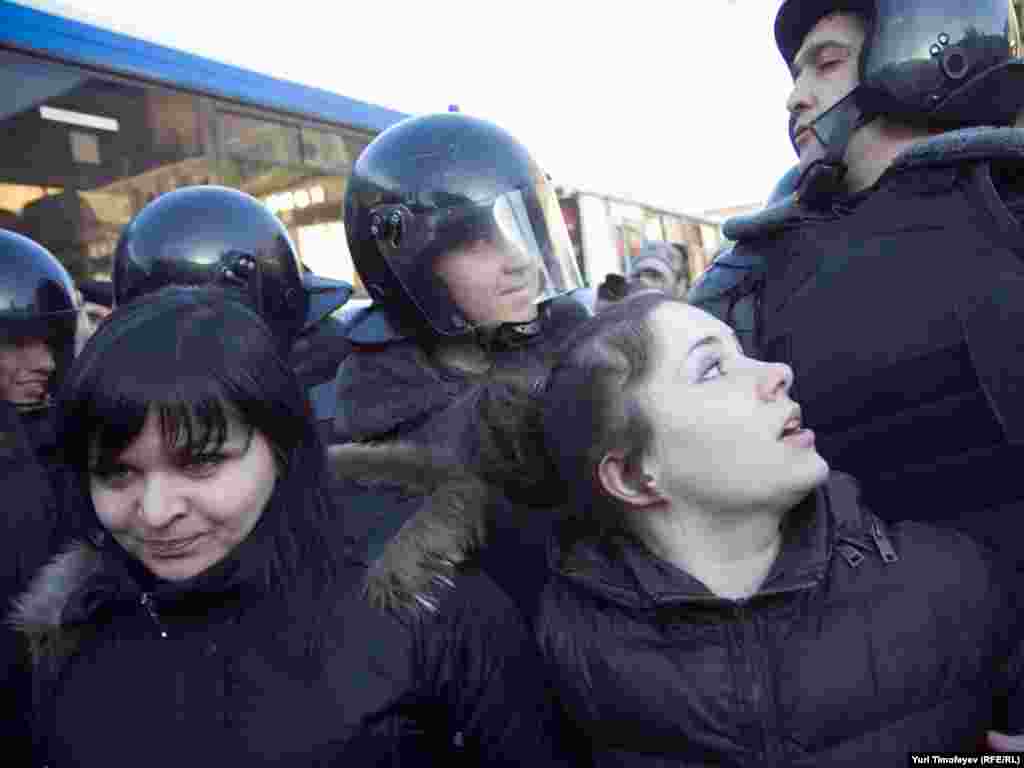 Не зважаючи на Конституцію, залишатися на площі нікому так і не дозволяли.