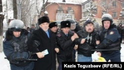 Полиция задерживает участников акции протеста против действия властей в Жанаозене, среди них политик Хасен Кожа-Ахмет (второй слева). Алматы, 17 декабря 2011 года. 