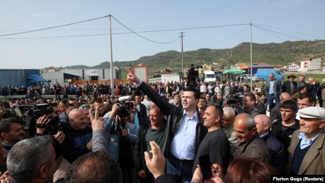 Kreu i PD-së, Lulzim Basha gjatë një proteste në Vora, në afërsi të Tiranës