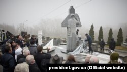 Пам’ятник Каденюку відкрили на Байковому кладовищі