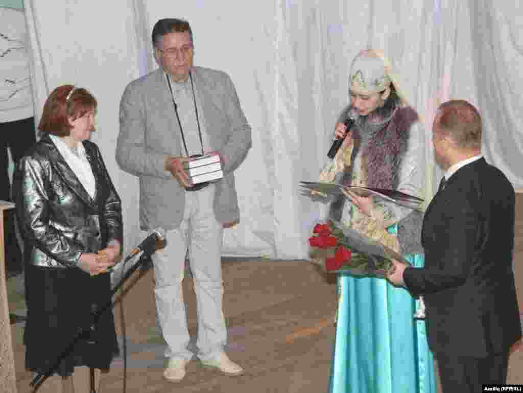 Самар өлкә татар милли-мәдәни мохтарияте рәисе Миннәхмәт Халиуллов Нурсинә ханым Хәкимовага татар халык мәкальләренең өч томлыгын һәм Казанда чыккан барлык татар газетларына язылу өчен акча бирде.
