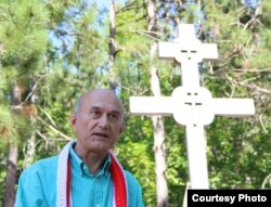 Каля Беларускага Памятнага Крыжа у Мідландзе выступае Зянон Пазьняк