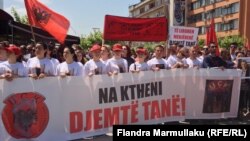 Під час демонстрації у Приштині, 20 травня 2015 року. На гаслах написи про вбитих бойовиків: «Слава визволителям!», «Наші хлопці – визволителі!»