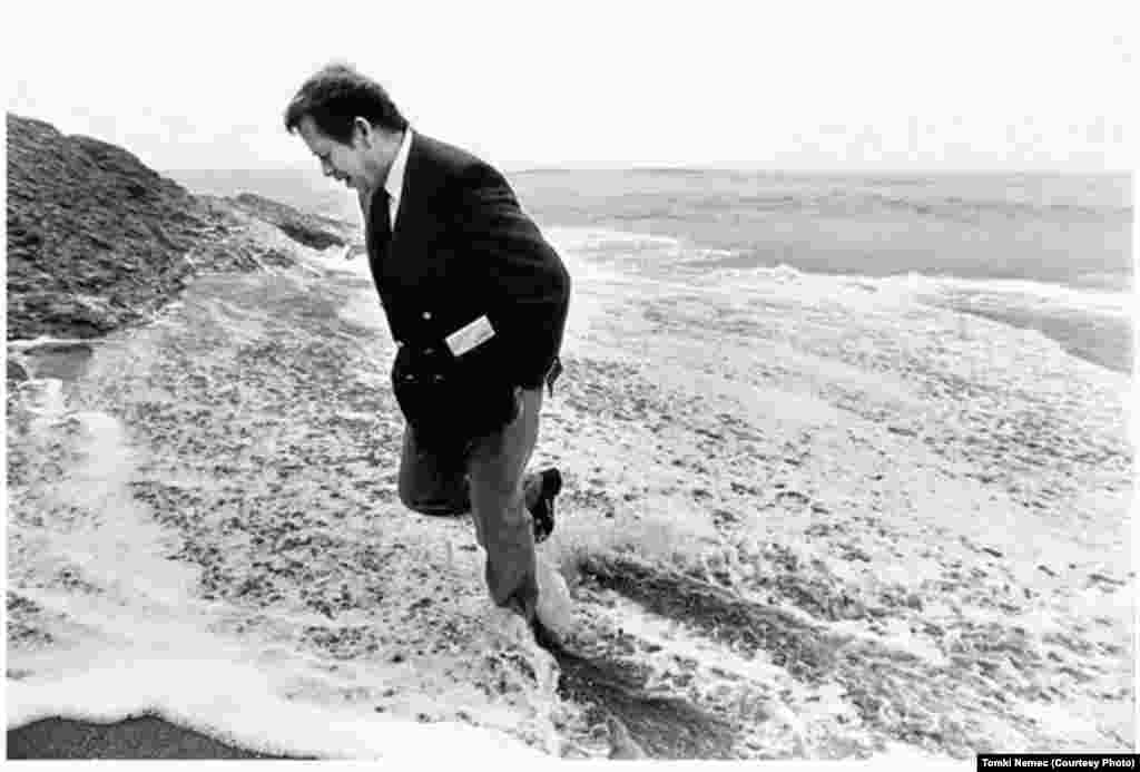 Во время визита в Португалию. Иыс Кабу-да-Рока - самая западная точка европейского континента. Вацлав Гавел в водах Атлантического океана. 14 декабря 1990 года.