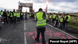 Ýoly baglaýan protestçiler. 3-nji dekabr, 2018 ý.