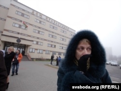 Маці аднаго з абвінавачаных Любоў Кавалёва ля Дома правасуддзя, дзе праходзіў працэс