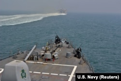 Вид с рубки эсминца ВМС США The Sullivans. Ормузский пролив, 2017 год