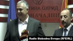 Градоначалникот на Охрид Александар Петрески и министерот за локална самоуправа Невзат Бејта. 