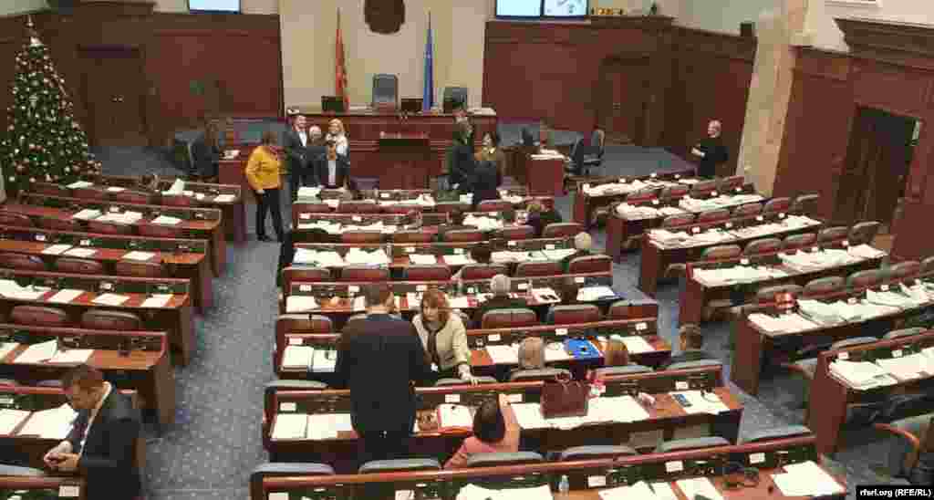 МАКЕДОНИЈА - Македонскиот парламент ги усвои уставните амандмани со двотретинско мнозинство согласно Договорот од Преспа според кој Република Македонија ќе се преименува во Република Северна Македонија. Опозициската ВМРО-ДПМНЕ не учествуваше на седницата по која од партијата изјавија дека не ги поддржуваат измените. За време на седницата пред Собранието се одржуваа протести против уставните измени.