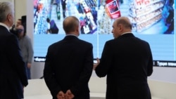 Президент России Владимир Путин (в центре) в сопровождении премьер-министра Михаила Мишустина (справа) и мэра Москвы Сергея Собянина во время визита в новый информационный центр по коронавирусу в Москве. 17 марта 2020 года.