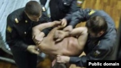 Пытки в полиции. Кадр видео. 