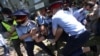 Полиция көшеге наразылық акциясына шыққан адамдарды әкетіп жатыр. Алматы, 6 маусым 2020 жыл.