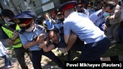 Задержание оппозиционеров полицией, Алматы, Казахстан, 6 июня 2020 год 