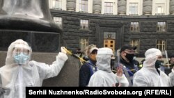 Акція протесту підприємців: її учасники символічно «закрили Кабмін на карантин». Київ, 6 травня 2020 року