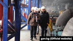 Премьер-министр Мухаммедкалый Абылгазиев на ТЭЦ Бишкека. 26 декабря 2018 года.