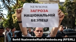 Під час акції біля будівлі Нацради з питань телебачення і радіомовлення з вимогою скасувати ліцензію телеканалу NewsOne, Київ, 9 липня 2019 року