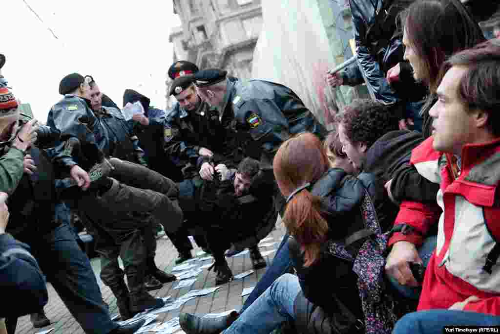 Полиция отрывала по одному активисту и уносила в припаркованный в пяти метрах от места события полицейский автобус.