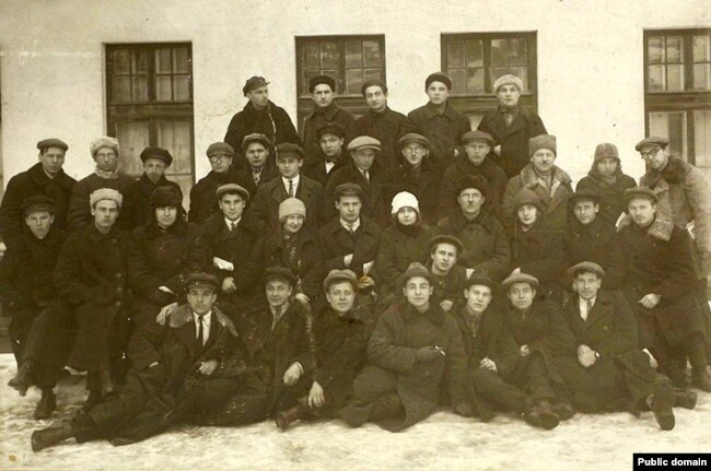 Yu Liavonna - in prima fila, quarto da sinistra - durante la conferenza "Maladnyaka".  Febbraio 1928