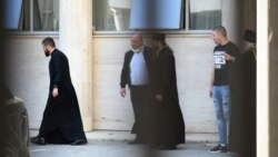 Mitropolit Amfilohije napušta policijsku stanicu u Podgorici nakon privođenja, 12. aprila 2020.