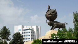 1948-nji ýyldaky ýer yranmanyň pidalarynyň hormatyna gurlan ýadygärlik. Aşgabat, 2010.