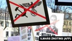 Плакати із засудженням комунізму та нацизму, Латвія, архівне фото