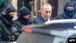 Ramuš Haradinaj prilikom izlaska iz pritvora u Kolmaru, u pratnji policije