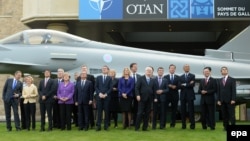 Čelnicvi NATO posmtaraju let borbenoh aviona tokom samita u Velsu, 5. spetmebar 2014.