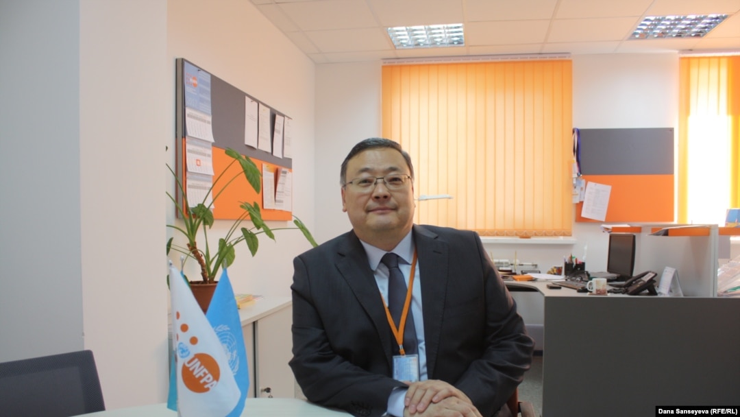 Балапандар мастурбация жасайды және сперму жақын