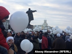 Митинг на площади Советов завершился запуском шариков