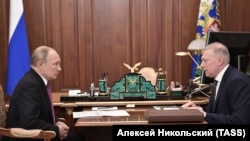 Президент России Владимир Путин и бизнесмен Муса Бажаев на встрече в ноябре 2019 года